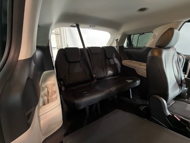 Used 2024 Kia Carnival EX FWD image 16