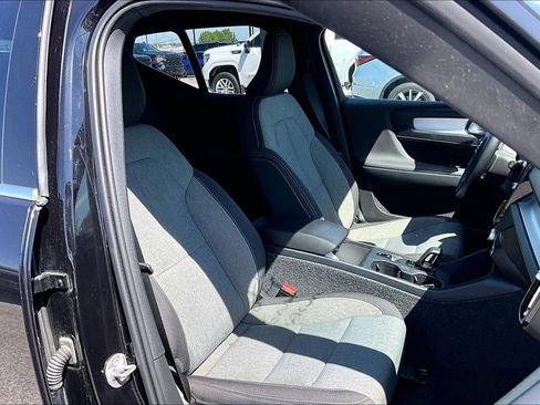 Used 2025 Volvo XC40 B5 Core AWD/4WD image 9