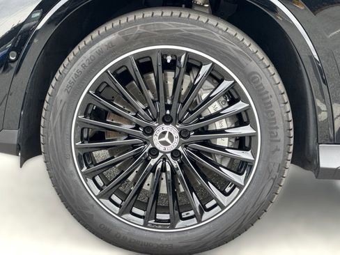 Used 2025 Mercedes-Benz GLC 300 4MATIC image 11