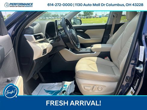 Used 2023 Toyota Highlander XLE AWD/4WD image 11