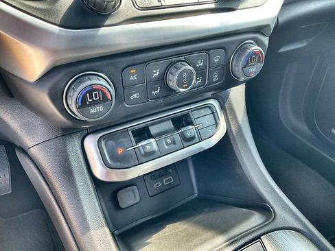 Used 2021 GMC Acadia SLT FWD image 27