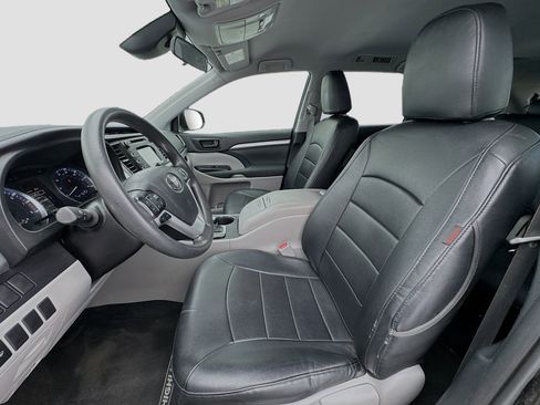 Used 2019 Toyota Highlander LE w/ Carpet Mat Package (TMS) image 13
