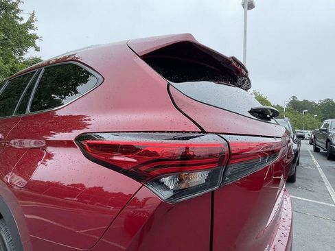 Used 2022 Toyota Highlander XLE AWD/4WD image 13