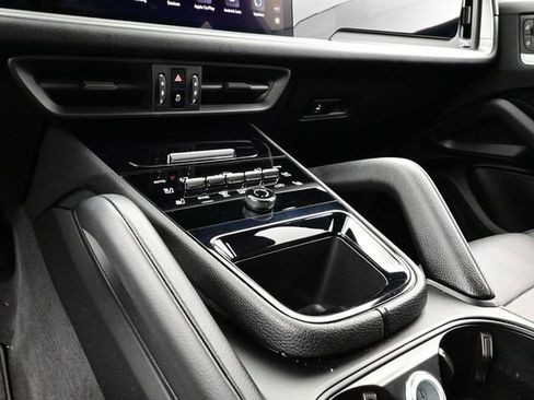 Certified 2025 Porsche Cayenne AWD/4WD image 11