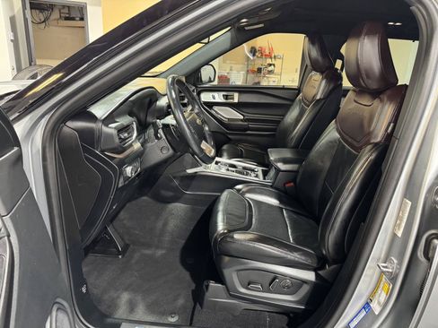 Used 2020 Ford Explorer Platinum w/ Premium Technology Package AWD/4WD image 17