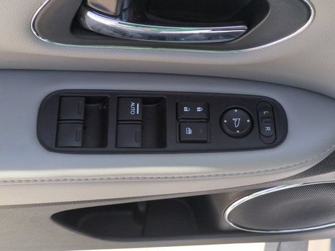 Used 2019 Honda HR-V Touring image 14