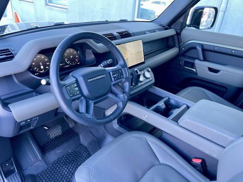 Used 2025 Land Rover Defender 110 X-Dynamic SE image 13