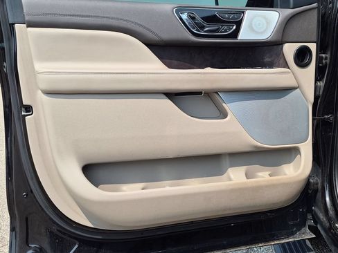 Used 2022 Lincoln Navigator Reserve AWD/4WD image 12