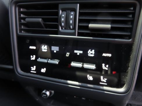 Used 2024 Porsche Cayenne Coupe image 40