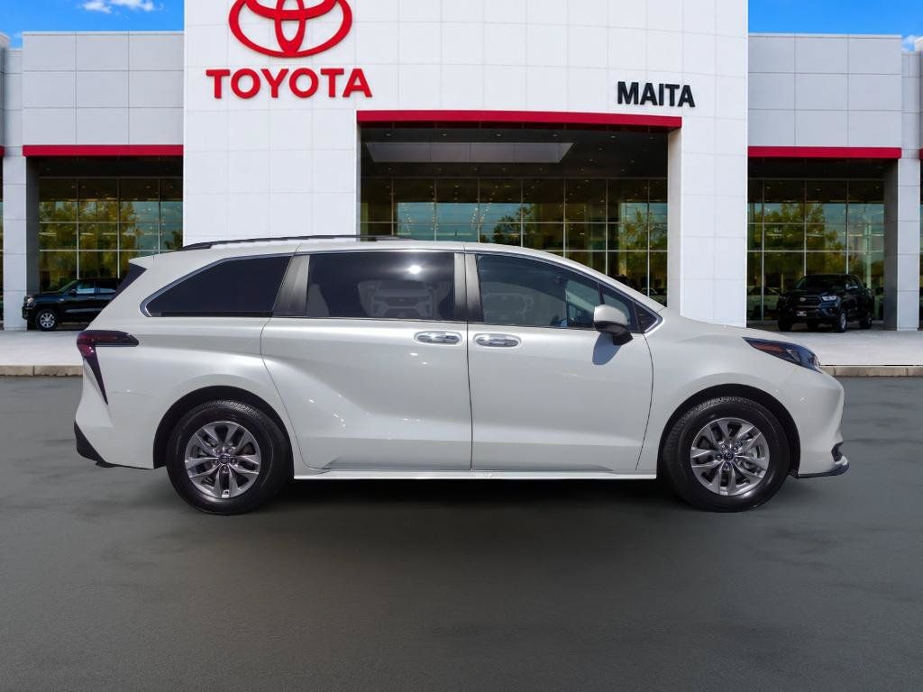 Certified 2026 Toyota Sienna XLE FWD image 2
