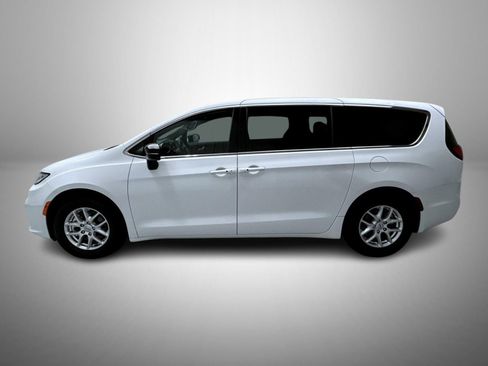 Used 2025 Chrysler Pacifica Select FWD image 8