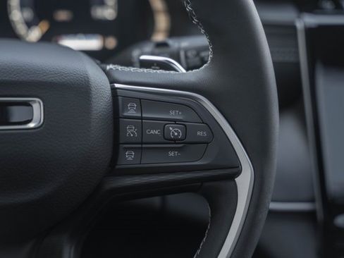 Used 2025 Jeep Grand Cherokee Altitude image 29