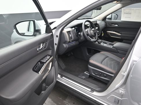 New 2025 Nissan Pathfinder Platinum image 10