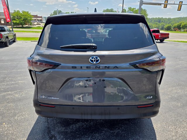 Used 2025 Toyota Sienna XLE FWD image 8