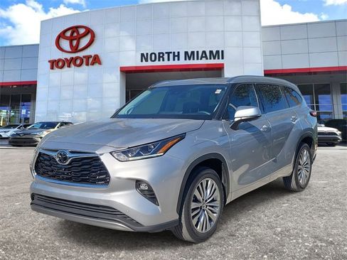 Used 2023 Toyota Highlander Platinum image 2