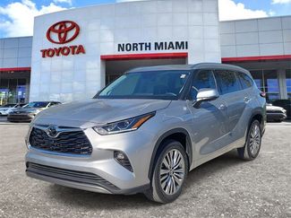 Used 2023 Toyota Highlander Platinum video 2