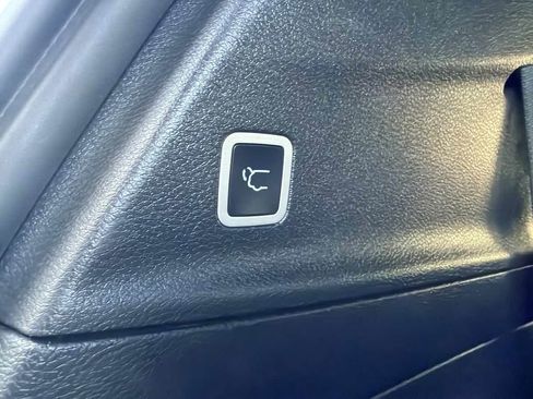 Used 2024 Chrysler Pacifica Touring FWD image 22