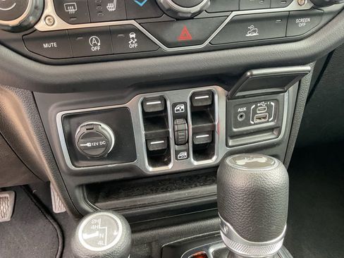 Used 2025 Jeep Wrangler Unlimited Sahara AWD/4WD image 21