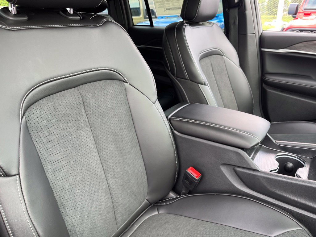 New 2026 Jeep Grand Cherokee Altitude AWD/4WD image 38