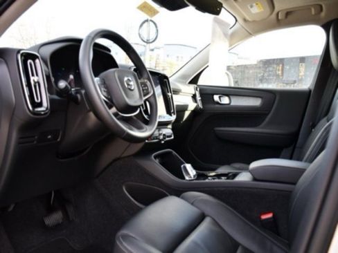 Certified 2025 Volvo XC40 B5 Plus image 11