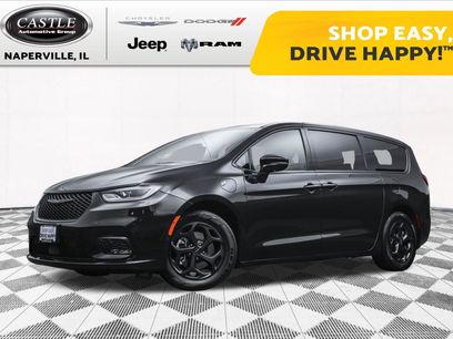 Used 2022 Chrysler Pacifica Limited w/ Uconnect Theater Family Group