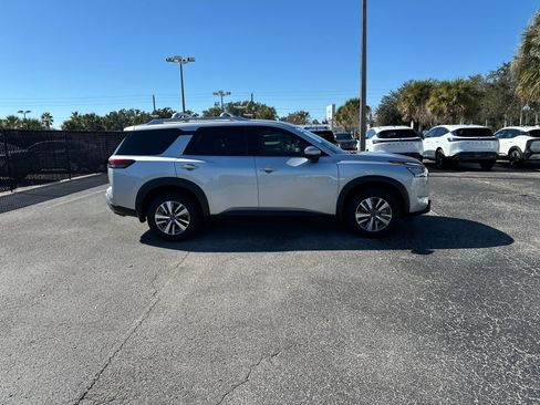 Certified 2022 Nissan Pathfinder SL image 2