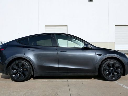 Used 2025 Tesla Model Y Long Range RWD image 16