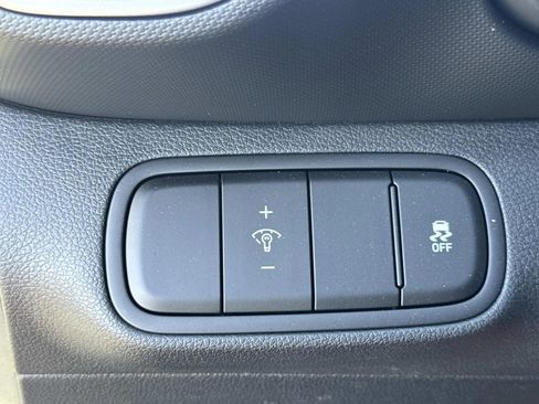 Certified 2025 Hyundai Venue SEL image 18