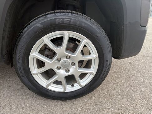 Used 2019 Jeep Renegade Latitude w/ Cold Weather Group image 36