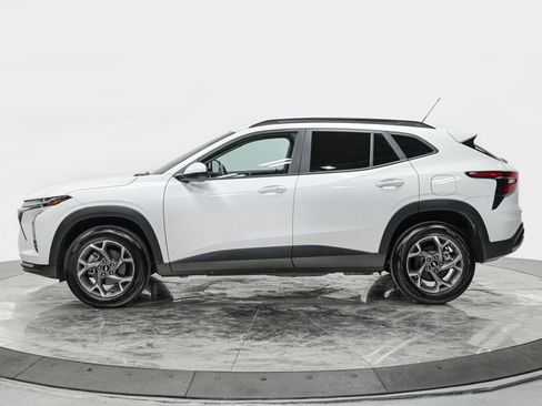Used 2024 Chevrolet Trax LT FWD image 2