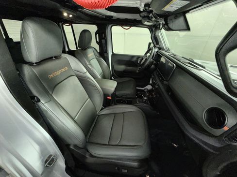 Used 2025 Jeep Gladiator Mojave w/ Safety Group image 26