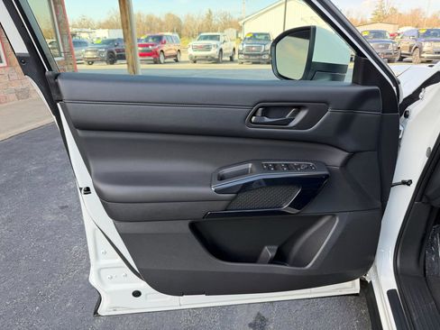 Used 2025 Nissan Pathfinder SV image 13