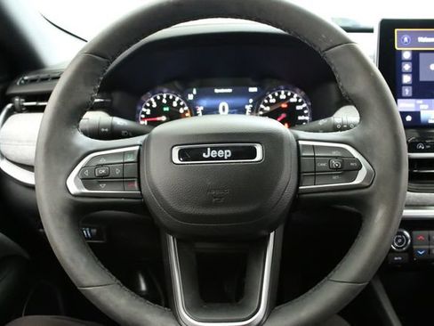 Used 2023 Jeep Compass Latitude w/ Convenience Group AWD/4WD image 17