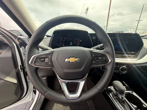 Used 2025 Chevrolet Trax LT w/ LT Convenience Package FWD image 16