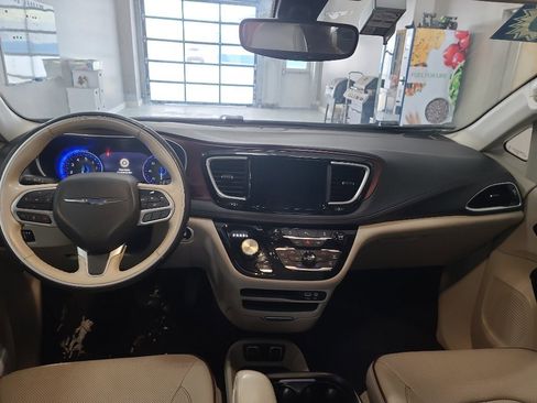 Used 2020 Chrysler Pacifica Limited image 9