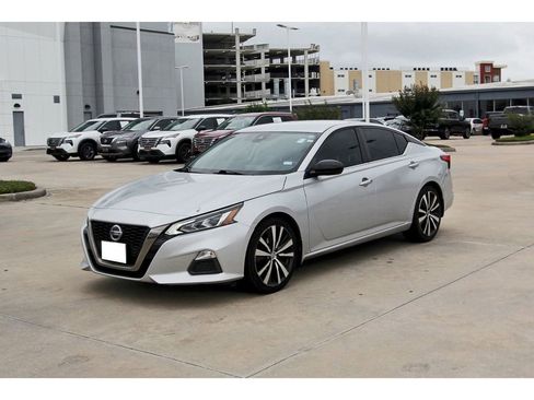 Used 2020 Nissan Altima 2.5 SR FWD image 2