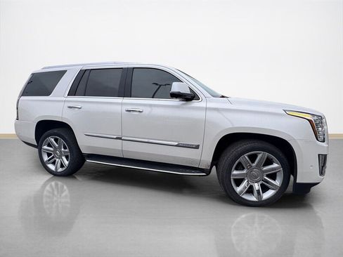 Used 2017 Cadillac Escalade Luxury image 2