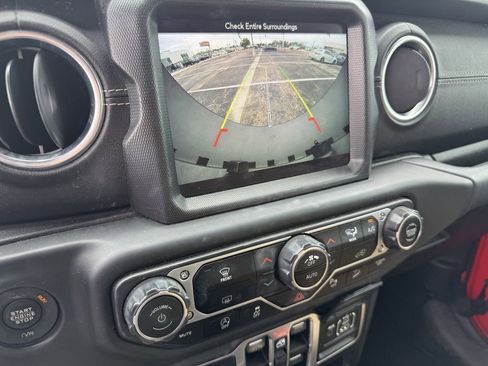 Used 2018 Jeep Wrangler Unlimited Sahara image 18