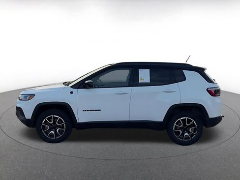 Used 2025 Jeep Compass Trailhawk AWD/4WD image 9