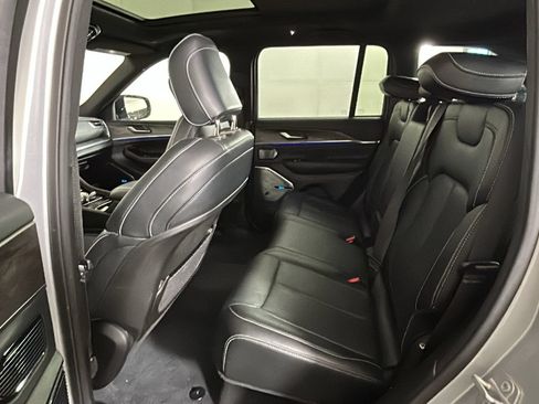 Used 2023 Jeep Grand Cherokee Overland AWD/4WD image 31