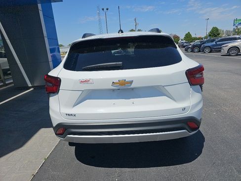 Used 2025 Chevrolet Trax LT w/ LT Convenience Package FWD image 4
