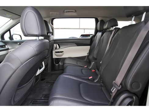 Certified 2024 Kia Carnival LX image 31