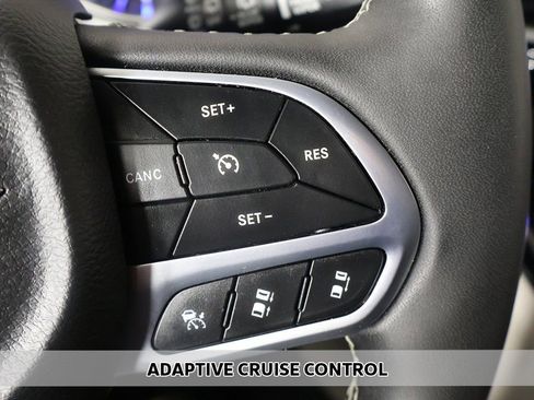 Used 2024 Chrysler Pacifica Touring-L image 5