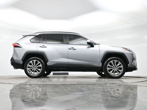Used 2022 Toyota RAV4 XLE Premium image 27