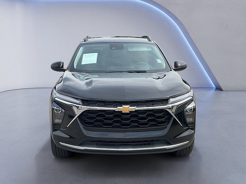 Used 2025 Chevrolet Trax LT FWD image 8