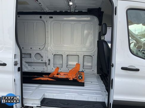 Used 2022 Ford E-Transit Medium Roof image 26