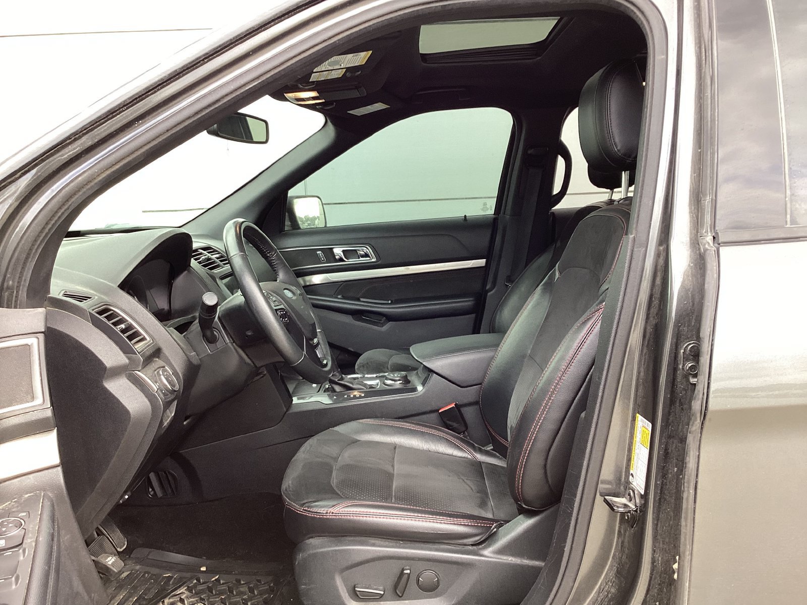 Used 2019 Ford Explorer XLT w/ Equipment Group 202A AWD/4WD image 5