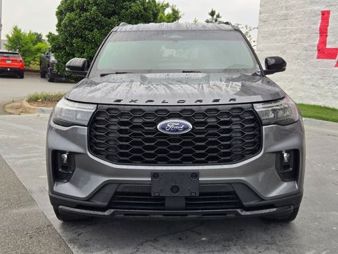 Used 2025 Ford Explorer ST-Line AWD/4WD image 2
