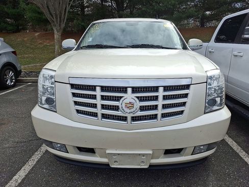 Used 2013 Cadillac Escalade Luxury image 2