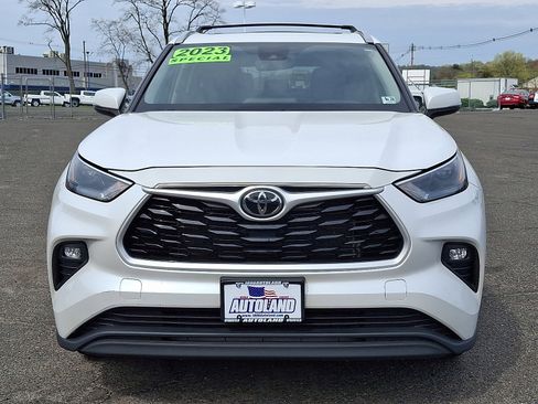 Used 2023 Toyota Highlander XLE image 2